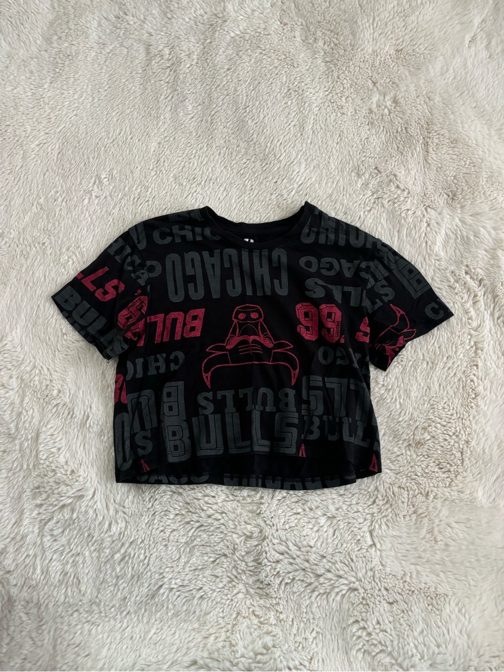 NBA Chicago Bulls Black and Red Graphic Print Cropped T-Shirt